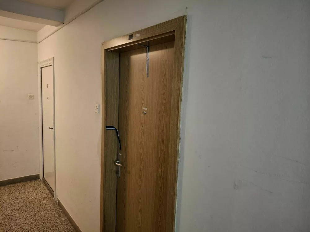 Vrata stanovanja, v katerem je živel domnevni morilec Miran. 