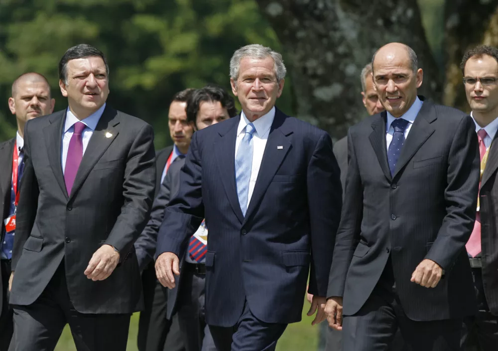 predsednik Evropske komisije Jose Manuel Barroso, ameri&scaron;ki predsednik George W. Bush in predsednik Evropskega sveta slovenski premier Janez Jan&scaron;a - Slovensko predsedovanje EU 2008: - Vrh EU - ZDA -, novinarska konferenca po plenarnem zasedanju - EU in ZDA so v sklepni izjavi vrha Iranu zagrozili s sprejemom dodatnih sankcij v okviru obstoječih resolucij ZN, če ne bo izpolnil vseh mednarodnih obveznosti v zvezi s svojim jedrskim programom. Izjava vrha med drugim omenjala tudi Kitajsko in jo pozvala, naj prevzame večjo vlogo pri soočanju z globalnimi izzivi, kot so podnebne spremembe.- Bush o Iranu: Zdaj je čas za močno diplomacijo proti Iranu, ki ne sme razviti jedrskega orožja/FOTO: Luka CjuhaOPOMBA: ZA OBJAVO V ČASOPISU DNEVNIK