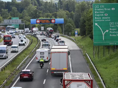 Gneča - simbolična fotografijaDARSavtocestacestazastojiprometrazcep Kozarjesmer Brezovicazastojgneča na cestah22.08.2025 - Gneča na avtocesti pri razcepu KozarjeFoto: Nik Erik Neubauer 