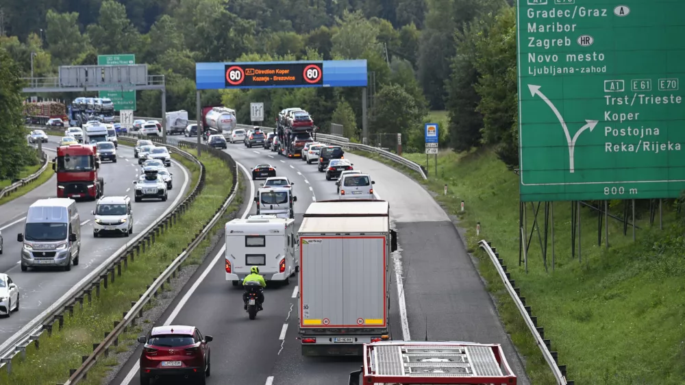 Gneča - simbolična fotografijaDARSavtocestacestazastojiprometrazcep Kozarjesmer Brezovicazastojgneča na cestah22.08.2025 - Gneča na avtocesti pri razcepu KozarjeFoto: Nik Erik Neubauer 