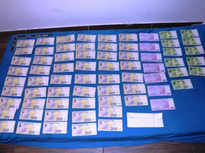 Pri osumljencih so na&scaron;li velike količine gotovine. F Policija
