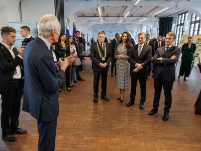 Za Tino Gaber Golob so naporni dnevi, družila se je s pomembnimi politiki, okrcala slovenske čebelarje in hrva&scaron;kim medijem razkrila, da odhajata z možem Robertom na dopust v Afriko. 