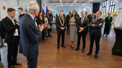 Za Tino Gaber Golob so naporni dnevi, družila se je s pomembnimi politiki, okrcala slovenske čebelarje in hrvaškim medijem razkrila, da odhajata z možem Robertom na dopust v Afriko. 