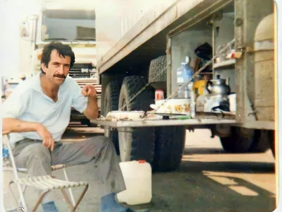 Kenan Cetin na eni od &scaron;tevilnih poti ob svojem tovornjaku. Fotografija: osebni arhiv / Foto: Nn