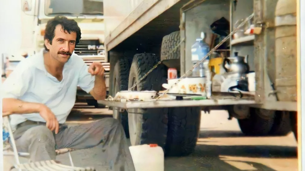 Kenan Cetin na eni od &scaron;tevilnih poti ob svojem tovornjaku. Fotografija: osebni arhiv / Foto: Nn