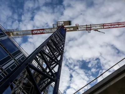 - Gradbeni&scaron;tvo, gradbeni delavci, simbolična fotografija, žerjav, - 29.01.2025. - Vodeni ogled gradnje poslovno stanovanjskega objekta Vilharia, ki ga gradi podjetje Corwin iz Slova&scaron;ke.//FOTO: Bojan Velikonja