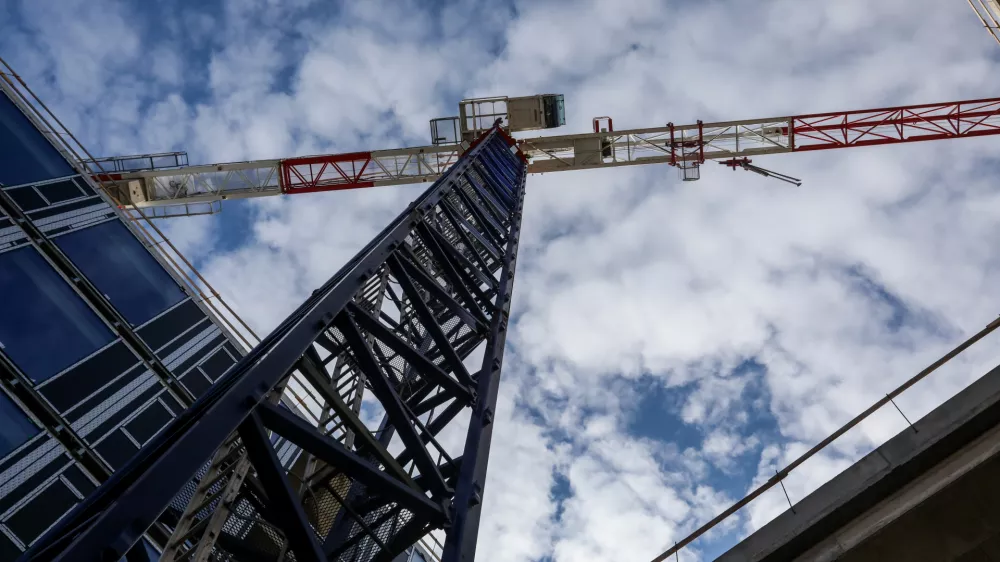 - Gradbeni&scaron;tvo, gradbeni delavci, simbolična fotografija, žerjav, - 29.01.2025. - Vodeni ogled gradnje poslovno stanovanjskega objekta Vilharia, ki ga gradi podjetje Corwin iz Slova&scaron;ke.//FOTO: Bojan Velikonja