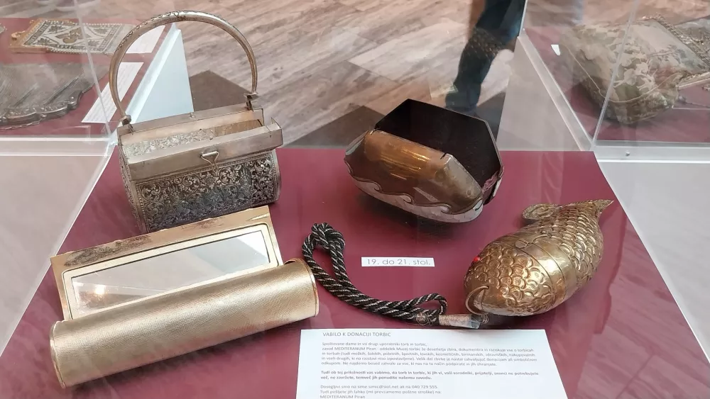 Zavod MEDITERANUM in Simič hranijo tudi bogato zbirko torbice in kovin. 