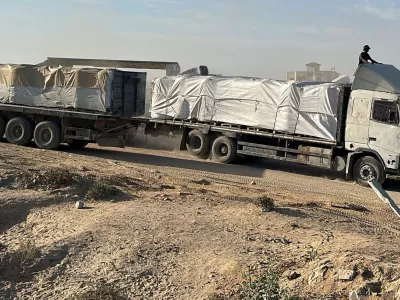 A truck carries aid for Palestinians, amid a ceasefire between Israel and Hamas in Gaza, in Khan Younis, in the southern Gaza Strip, October 21, 2025. REUTERS/Stringer
