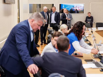 Ljubljana, vlada.Seja Ekonomsko-socialnega sveta (ESS), na kateri so med drugim obravnavali letno porocilo o bralni pismenosti, davcni paket, izvajanje zakona o dolgotrajni oskrbi ter porocilo strokovnega odbora ESS za spremljanje prihajajocih sprememb v zdravstvenem sistemu.