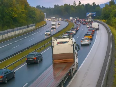 Obvoz za osebna vozila je možen po vzporedni cesti. Simbolična fotografija: Dars