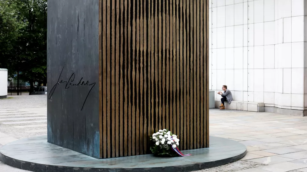 - 10.05.2016 - 140. obletnica rojstva pesnika, pisatelja in dramatika Ivana Cankarja - spomenik Ivanu Cankarju pred Cankarjevim domom (CD), //FOTO: Bojan Velikonja