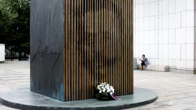 - 10.05.2016 - 140. obletnica rojstva pesnika, pisatelja in dramatika Ivana Cankarja - spomenik Ivanu Cankarju pred Cankarjevim domom (CD), //FOTO: Bojan Velikonja