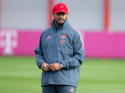 21 October 2025, Bavaria, Munich: Bayern Munich coach Vincent Kompany leads the final training session of the team at the Saebener Strasse training ground, ahead of Wednesday's UEFA&nbsp;Champions League soccer match against FC Brugge. Photo: Sven Hoppe/dpa