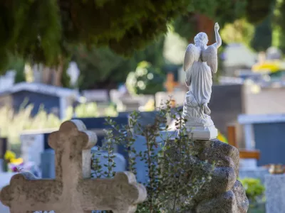 Tudi odnos do grobov nam pokaže del na&scaron;ega odnosa do umrlih. / Foto: Istock