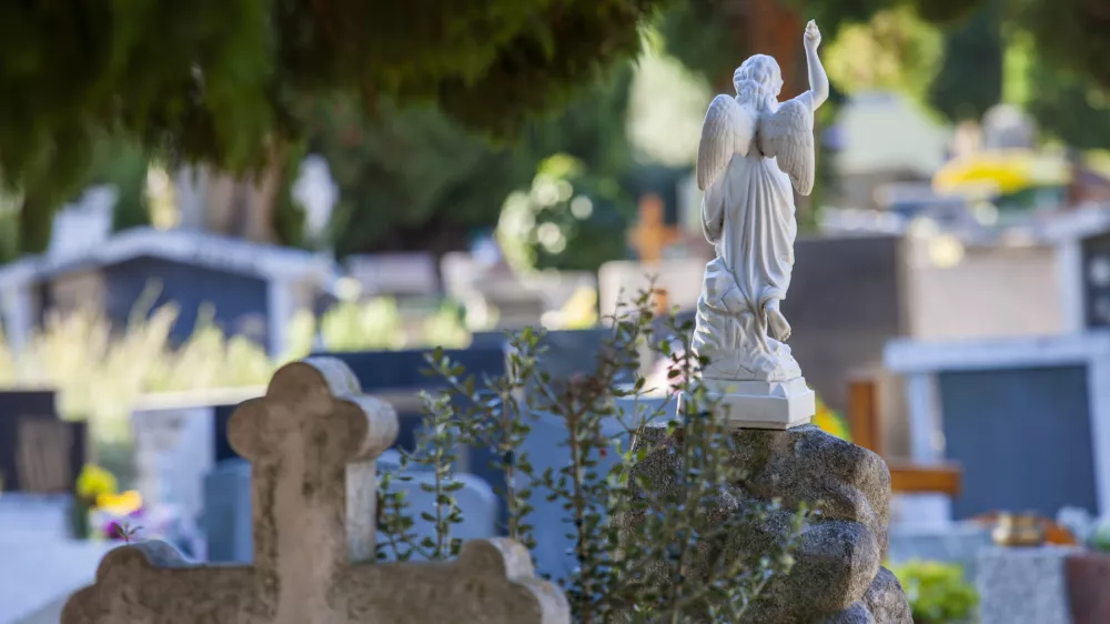 Tudi odnos do grobov nam pokaže del na&scaron;ega odnosa do umrlih. / Foto: Istock