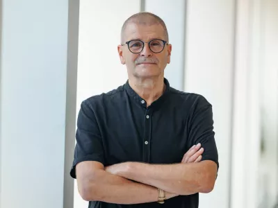 Miha Kovač na uradni sliki, ki jo je ustvaril Neboj&scaron;a Tejič...