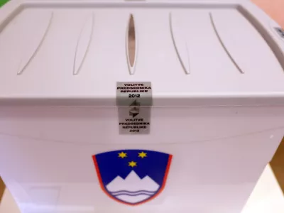 voli&scaron;če - volilna skrinja - Predsedni&scaron;ke volitve 2012 - pete volitve za predsednika republike v samostojni Sloveniji - volili med tremi kandidati - Danilom T&uuml;rkom, Borutom Pahorjem in Milanom Zverom //FOTO: Luka Cjuha