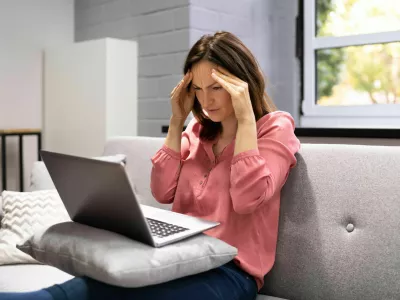 2H2GX51 Depressed Business Woman In Home Office With Headache / Foto: Reuters