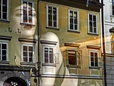 - simbolična fotografija - izlužba - lutka - erotično perilo - spolno nasilje - zlorabe - spolnost - nepremičnine - davki - dajatve - prispevki, nepremičninski davek, //FOTO: Bojan Velikonja