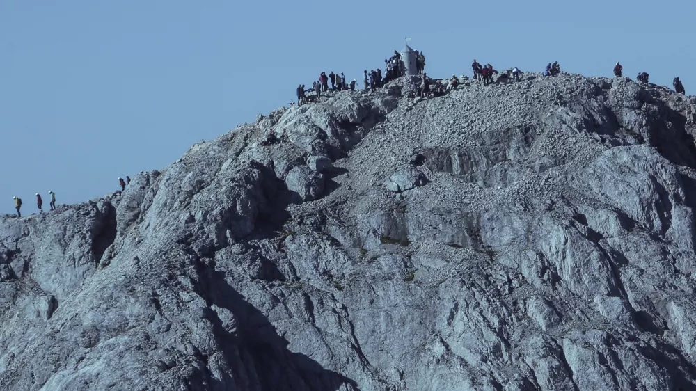 - 29.08.2015 - simbolična fotografija - Triglav, planinci, Aljažev stolp, Julijske Alpe     ///FOTO: Jaka Gasar