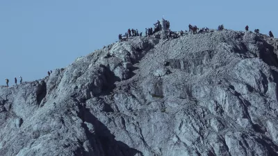 - 29.08.2015 - simbolična fotografija - Triglav, planinci, Aljažev stolp, Julijske Alpe     ///FOTO: Jaka Gasar