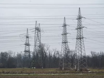 elektrika - simbolična fotografijaelektrično omrežjeomrženinaporaba elektrikedaljnovodelektrična napeljava11.02.2025 Električno omrežje, okolica BeričevaFOTO: Nik Erik Neubauer