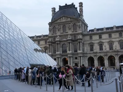 Visitors queue to enter the Louvre museum three days after historic jewels were stolen in a daring daylight heist, Wednesday, Oct. 22, 2025 in Paris. (AP Photo/Thibault Camus)