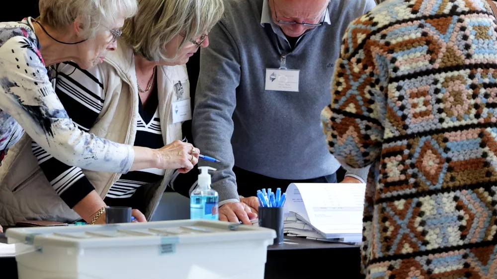 Ljubljana, Gospodarsko razstavisce.Predcasno glasovanje za volitve v DZ za vseh 14 volilnih okrajev na obmocju Upravne enote Ljubljana.