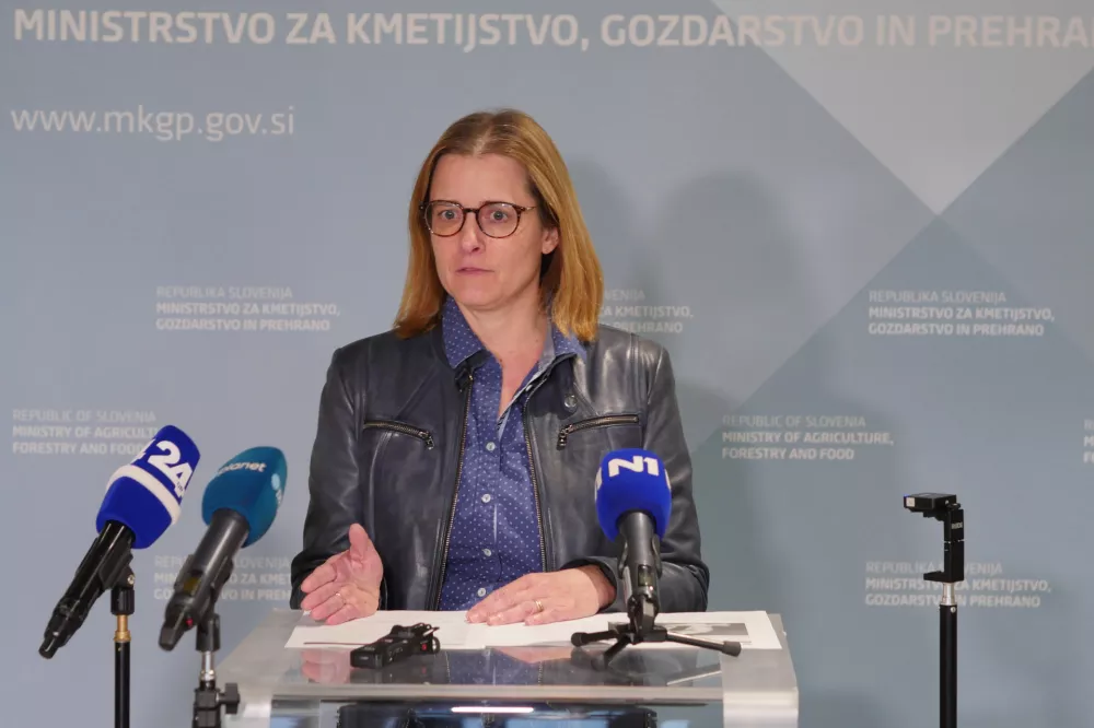 Ljubljana, ministrstvo za kmetijstvo, gozdarstvo in prehrano.Izjava za medije uprave za varno hrano glede zastrupitev s pijaco.Vodja sektorja za nadzor hrane na inspekciji za varno hrano, veterinarstvo in varstvo rastlin Nadja Skrk.Foto: STA