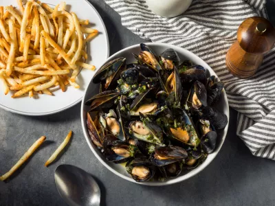 Homemade Moules Frites Mussels and Fries with a White Wine Sauce / Foto: Bhofack2