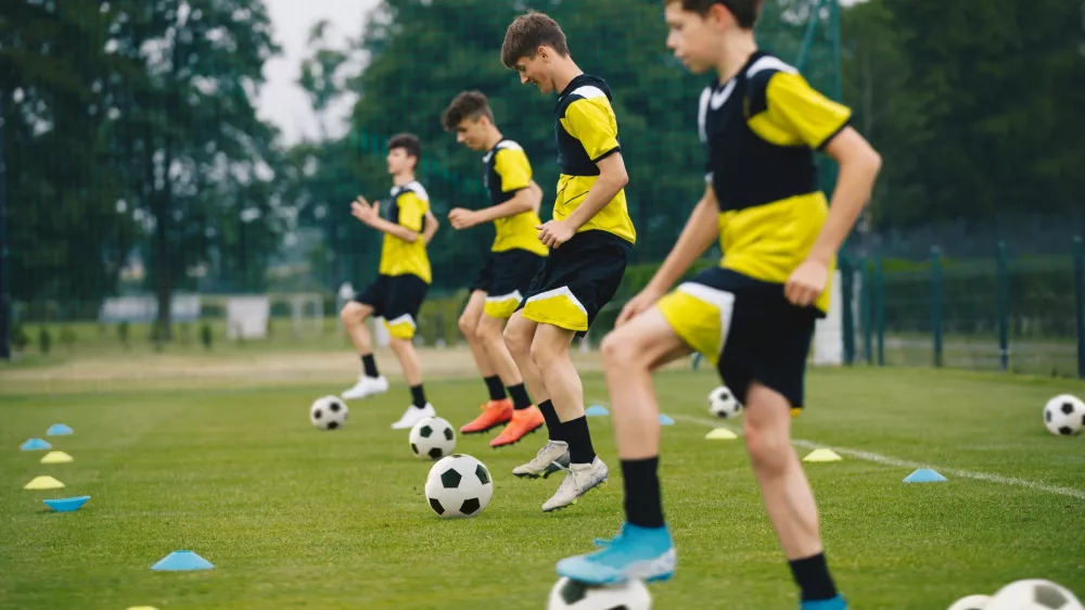 Nogomet je seveda v vseh pogledih tudi pri nas kralj med &scaron;porti, a kljub temu se v Sloveniji z različnimi &scaron;porti ukvarja več mladih, kot marsikje drugod. / Foto: Istock