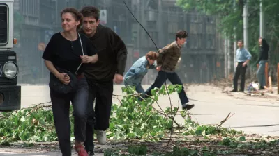 (FILES) Sarajevo residents run through an intersection known for sniper activity after a shell fell in the center of the city on June 20, 1992. Milan's prosecutor office has opened an investigation into "weekend snipers," many of them Italians, who during the siege of Sarajevo in the early 1990s allegedly paid the Serbian army to shoot civilians, according to the Italian press and the former mayor of Sarajevo. These "war tourists," mostly wealthy, gun-loving, far-right sympathizers, gathered in Trieste, northern Italy, before being taken to the hills surrounding Sarajevo, according to La Repubblica newspaper.,Image: 1052225522, License: Rights-managed, Restrictions:, Model Release: no / Foto: Profimedia