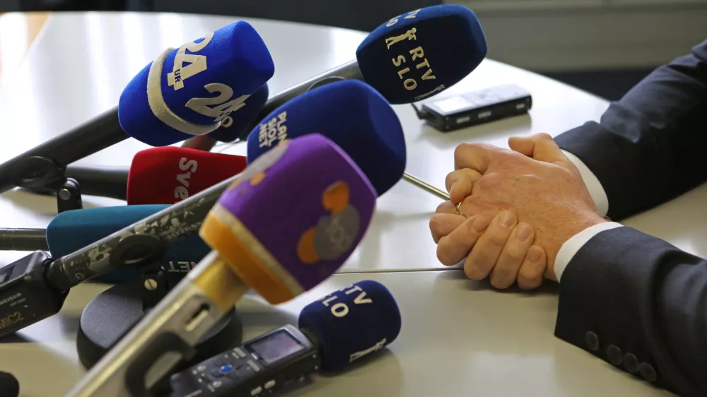 - simbolična fotografija -- izjava za medije- mikrofoni - mediji - novinarstvo - medijske hi&scaron;e - RTV - POP TV - 24UR - A Kanal - SVET -   //FOTO: Tomaž Skale / Foto: Tomaž Skale