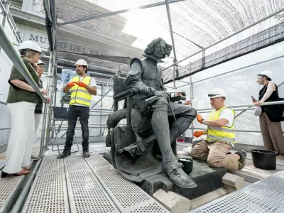 Restavriranje kipa Diega&nbsp;Vel&aacute;zqueza na glavnem vhodu v muzej. / Foto: A. P&eacute;rez Meca via Profimedia