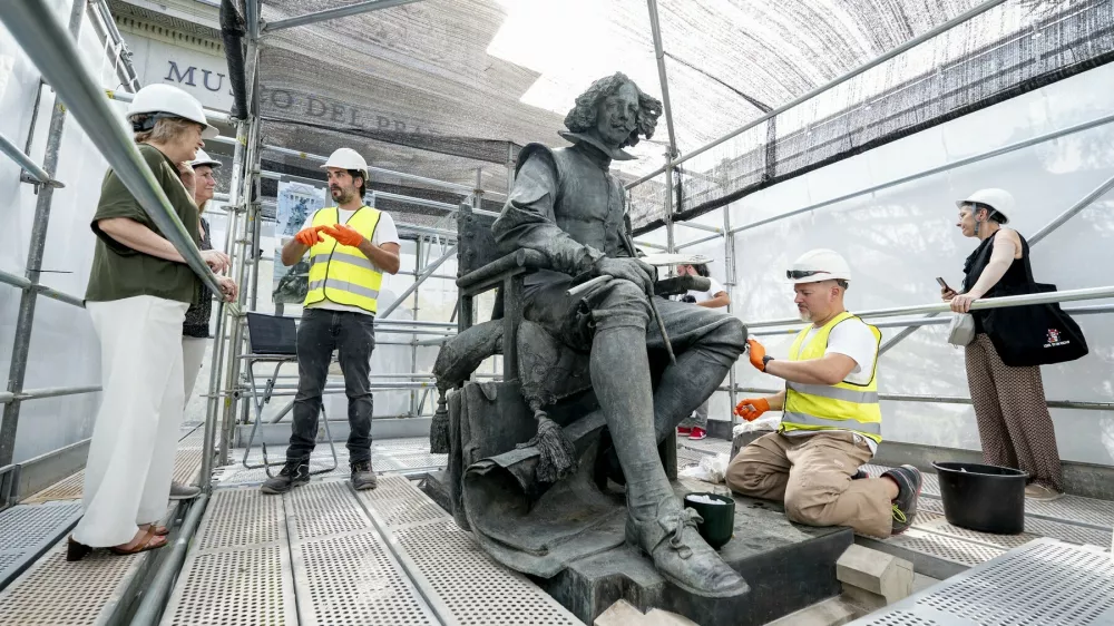 Restavriranje kipa Diega&nbsp;Vel&aacute;zqueza na glavnem vhodu v muzej. / Foto: A. P&eacute;rez Meca via Profimedia