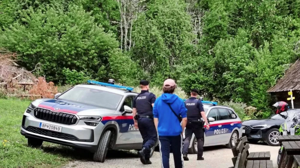Racija avstrijske policije na Per&scaron;manovi domačiji na Avstrijskem Koro&scaron;kem, kjer je potekal antifa&scaron;istični shod slovenskih &scaron;tudentov.Foto: organizatorji shoda / zajem zaslona