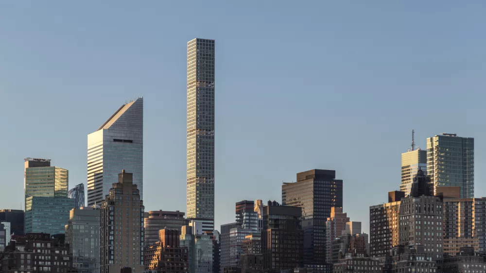 Kot svinčnik nad mestom