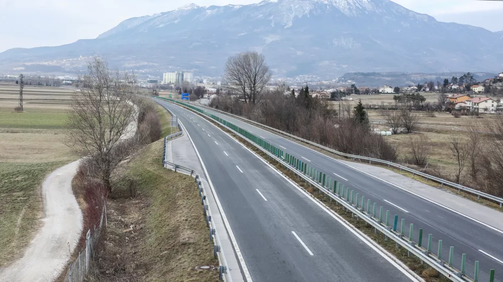 Hitra cesta Razdrto Nova Gorica, Vipavska dolina  - 18.01.2017 - Burja na Primorskem - močna burja je na izpostavljenih mestih v sunkih dosegala hitrost od 110 do 140 km/h   //FOTO: Bojan Velikonja