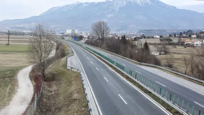 Hitra cesta Razdrto Nova Gorica, Vipavska dolina  - 18.01.2017 - Burja na Primorskem - močna burja je na izpostavljenih mestih v sunkih dosegala hitrost od 110 do 140 km/h   //FOTO: Bojan Velikonja