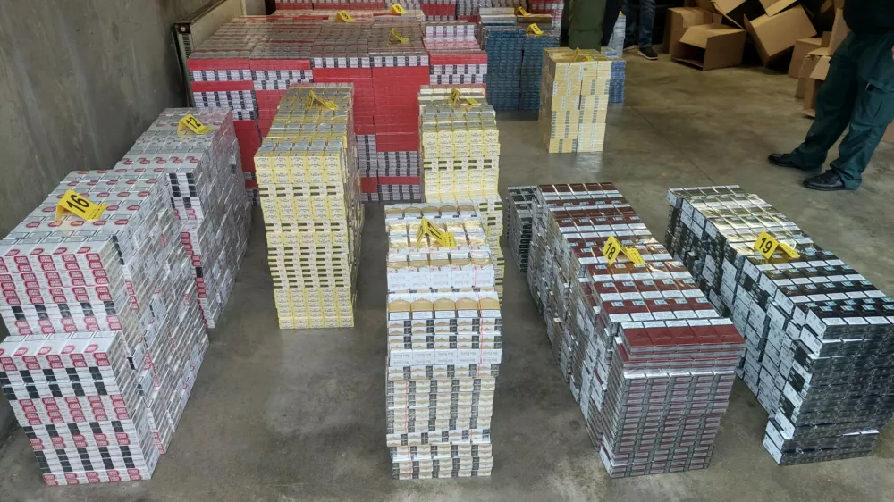 Preiskovalci Finančne uprave Murska Sobota so na biv&scaron;em mejnem prehodu Dolga vas zasegli 723.800 cigaret. 