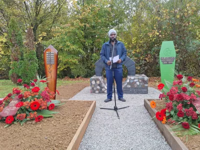 &raquo;Danes nisem tukaj, da bi govoril o svoji izku&scaron;nji, temveč da nagovorim na&scaron;o vest in zavzemanje za člove&scaron;tvo, ki tako hitro umira,&laquo; je pred spomenikom umrlim na meji dejal Desmond Nada, ki ima izku&scaron;njo migrantske poti. Foto:&nbsp;Uro&scaron; &Scaron;kerl Kramberger, skupina Prehod