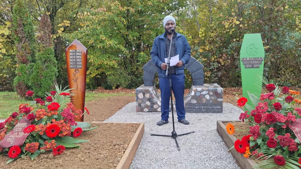 &raquo;Danes nisem tukaj, da bi govoril o svoji izku&scaron;nji, temveč da nagovorim na&scaron;o vest in zavzemanje za člove&scaron;tvo, ki tako hitro umira,&laquo; je pred spomenikom umrlim na meji dejal Desmond Nada, ki ima izku&scaron;njo migrantske poti. Foto:&nbsp;Uro&scaron; &Scaron;kerl Kramberger, skupina Prehod