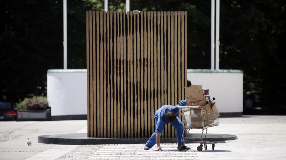 - ilustrativna fotografija - spomernik Ivan Cankar - Cankarjeva plo&scaron;čad - nakupovalni voziček - potro&scaron;nik foto: Luka Cjuha