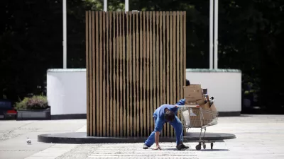 - ilustrativna fotografija - spomernik Ivan Cankar - Cankarjeva plo&scaron;čad - nakupovalni voziček - potro&scaron;nik foto: Luka Cjuha