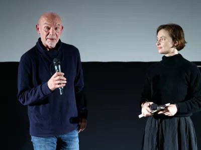 Podpis pod fotko: Režiser dokumentarca Morjepisci Bo&scaron;tjan Vrhovec tik po projekciji z moderatorko. Foto: 