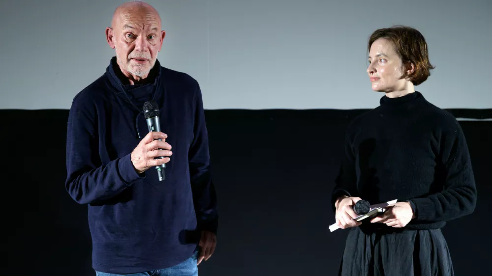 Podpis pod fotko: Režiser dokumentarca Morjepisci Bo&scaron;tjan Vrhovec tik po projekciji z moderatorko. Foto: 