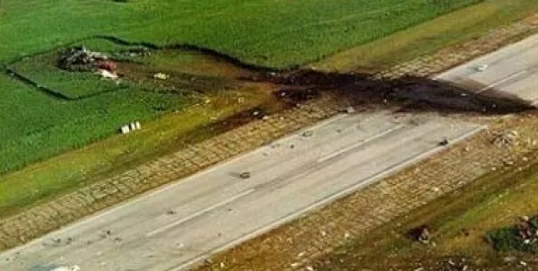 Letalo so zajeli plameni, ekipe ob letali&scaron;ču so sprva mislile, da nihče ni preživel. / Foto: Faa/wikipedia/pd