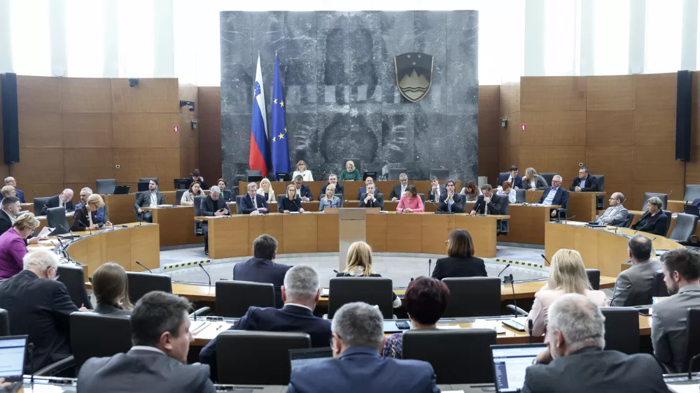 - 03.03.2025 - Predsednik vlade dr. Robert Golob je na 28. redni seji Državnega zbora odgovarjal na ustna poslanska vpra&scaron;anja - parlament, poslanec, poslanci, politika, vlada//FOTO: Jaka Gasar