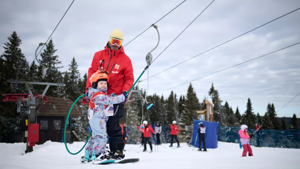 V zimski sezoni so bili na Rogli polno zaposleni tudi učitelji smučanja. F Iztok Medja